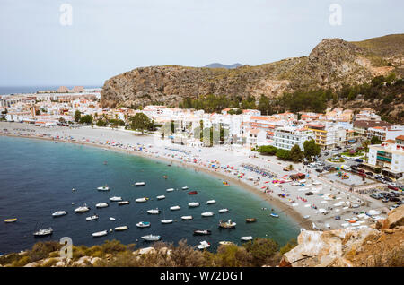 Calahonda, Provinz Granada, Andalusien, Spanien: Hohe Betrachtungswinkel von Calahonda Dorf in der tropischen Küste. Stockfoto