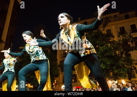 Granada, Andalusien, Spanien - Mai 3., 2019: Frauen tanzen Flamenco während einer öffentlichen Aufführung auf der Dia de la Cruz fest. Stockfoto