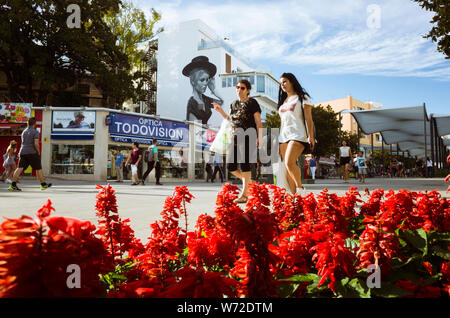 Torremolinos, Provinz Malaga, Andalusien, Spanien - Juni 19., 2019: Zwei Frauen gehen an der Costa del Sol entfernt im Zentrum von Torremolinos. Stockfoto