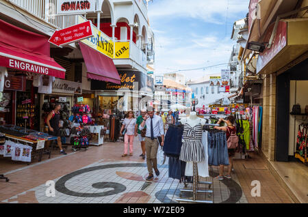 Torremolinos, Provinz Malaga, Andalusien, Spanien - Juni 19., 2019: Menschen gehen auf eine Fußgängerzone im Zentrum von Torremolinos. Stockfoto