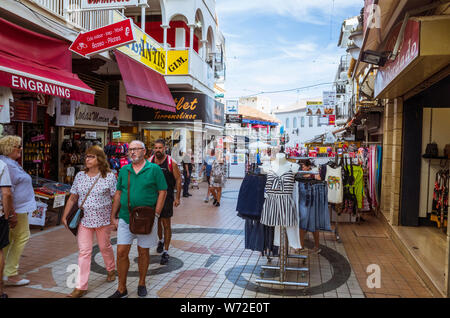 Torremolinos, Provinz Malaga, Andalusien, Spanien - Juni 19., 2019: Menschen gehen auf eine Fußgängerzone im Zentrum von Torremolinos. Stockfoto