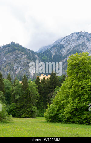 24. Mai, 2018. Schloss Hohenschwangau, Bayern Deutschland Schloss umgeben von Wald Stockfoto