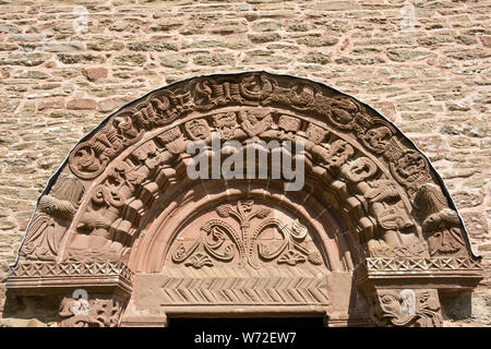 Arch mit kunstvollen Schnitzereien über Süden Tür. Einschließlich der Engel in der Mitte. Kirche St. Maria und St. David, Kilpeck, Herefordshire Stockfoto