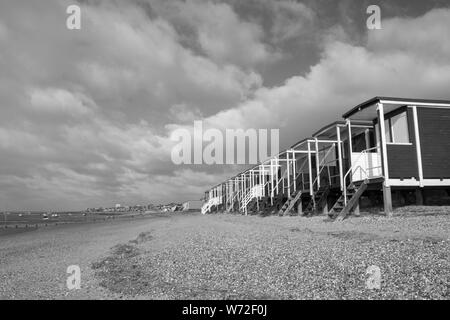 Schwarz-weiß-Bild Der holzhütten am Thorpe Bay, in der Nähe von Southend-on-Sea, Essex, England Stockfoto