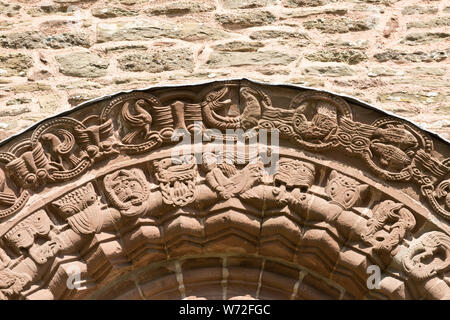 Arch mit kunstvollen Schnitzereien über Süden Tür. Einschließlich der Engel in der Mitte. Kirche St. Maria und St. David, Kilpeck, Herefordshire Stockfoto