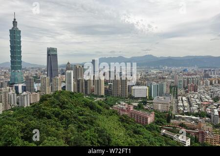 TAIPEI, Taiwan - 4 May 2019 - Blick auf die Skyline und dem Taipei 101 Wolkenkratzer Taipeh (Taipei World Financial Center) von der Nangang District gesehen e Stockfoto