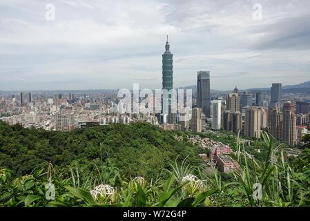 TAIPEI, Taiwan - 4 May 2019 - Blick auf die Skyline und dem Taipei 101 Wolkenkratzer Taipeh (Taipei World Financial Center) von der Nangang District gesehen e Stockfoto