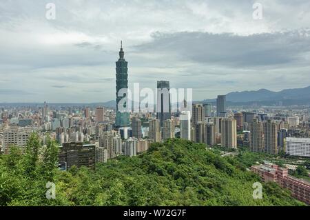 TAIPEI, Taiwan - 4 May 2019 - Blick auf die Skyline und dem Taipei 101 Wolkenkratzer Taipeh (Taipei World Financial Center) von der Nangang District gesehen e Stockfoto