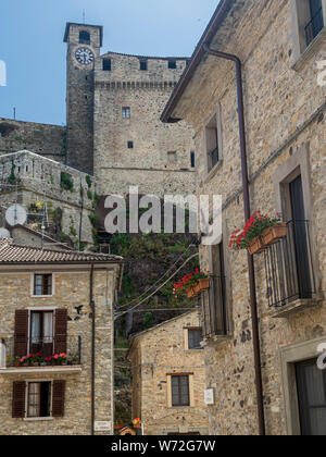 Bardi, Parma, Emilia-Romagna, Italien: Die mittelalterliche Altstadt mit dem Schloss Stockfoto