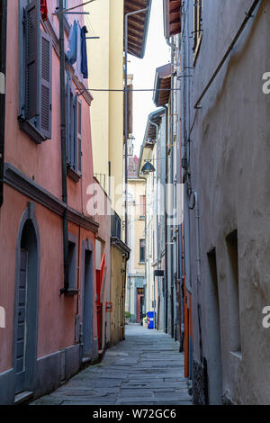 Borgo Val di Taro (oder Borgotaro), Parma, Emilia-Romagna, Italien: Alte typische Straße Stockfoto