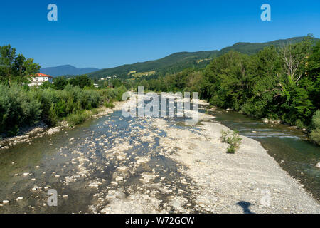 Das Taro Fluss im Borgo Val di Taro, Parma, Emilia-Romagna, Italien, im späten Frühling Stockfoto