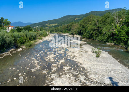 Das Taro Fluss im Borgo Val di Taro, Parma, Emilia-Romagna, Italien, im späten Frühling Stockfoto