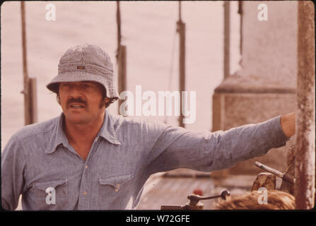 LAKE BORGNE OYSTERMEN Anspruch auf Freigabe des Mississippi Flusses HOCHWASSER HAT IHRE OYSTERBEDS verunreinigt. Einige DER MÄNNER SIND DIE BEWEISAUFNAHME ZU UNTERSTÜTZEN. Kapitän Peter TESVICH Stockfoto