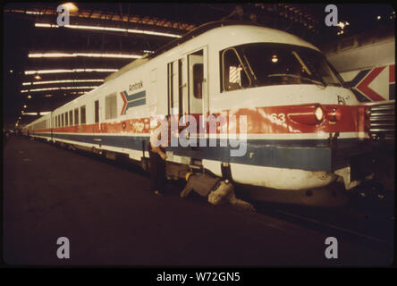 LAST MINUTE PRÜFEN DES MOTORS DER AMTRAK TURBOLINER PERSONENZUG IST VOR DER ABREISE AUS ST. LOUIS, Missouri, in Chicago, Illinois. Zwei TURBOLINERS GEPACHTET VON DER FRANZÖSISCHEN UND begann im Oktober 1973. Nach acht Monaten TRIAL AMTRAK BEAMTEN ERWORBEN UND WEITERE 11 bestellt. Es ist TEIL DES KONZERNS weiterhin Anstrengungen zur Modernisierung von Ausrüstung erbte von EISENBAHNEN DER NATION Stockfoto
