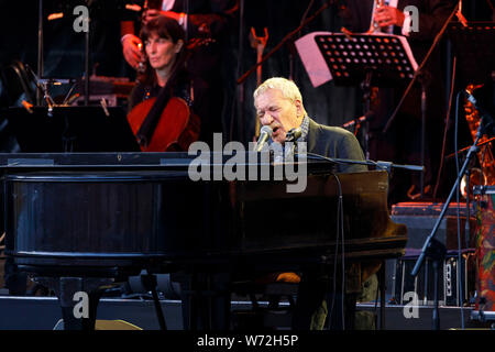 Paolo Conte live auf dem Roncalliplatz vor dem Kölner Dom. Köln, 03.08.2019 | Verwendung weltweit Stockfoto