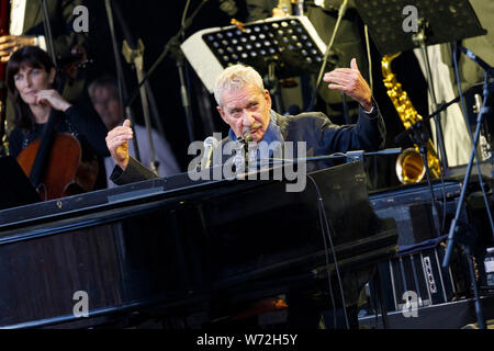 Paolo Conte live auf dem Roncalliplatz vor dem Kölner Dom. Köln, 03.08.2019 | Verwendung weltweit Stockfoto