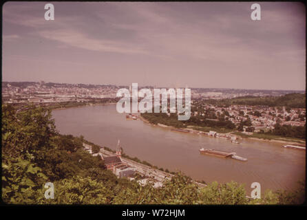 Suche entlang dem Ohio River. DOWNTOWN CINCINNATI IN ABSTAND. Auf der anderen Seite des Flusses ist Northern Kentucky (rechts) Stockfoto