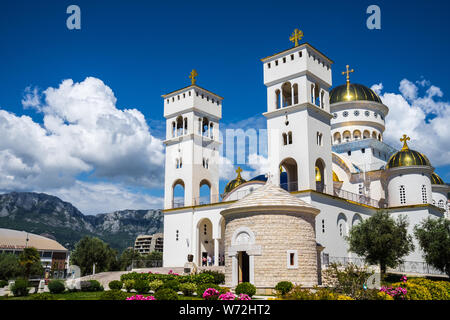 Bar, Montenegro, 23. Mai 2019, pompösen moderne orthodoxe Kirche des Hl. Jovan Vladimir mit goldenen Dächern besucht von vielen Gläubigen und Touristen Stockfoto