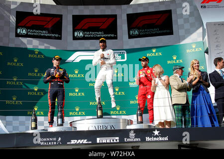 Budapest, Ungarn. 04 August, 2019. Sieger Lewis Hamilton Großbritannien und Mercedes GP feiert auf dem Podium während des F1 Grand Prix von Ungarn Credit: Marco Canoniero/Alamy leben Nachrichten Stockfoto