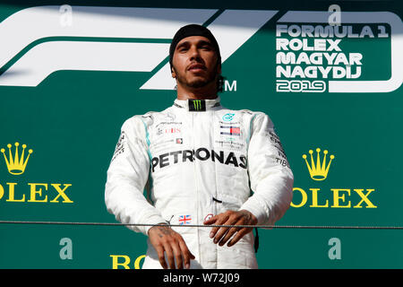 Budapest, Ungarn. 04 August, 2019. Sieger Lewis Hamilton Großbritannien und Mercedes GP feiert auf dem Podium während des F1 Grand Prix von Ungarn Credit: Marco Canoniero/Alamy leben Nachrichten Stockfoto