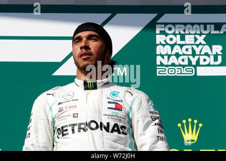Budapest, Ungarn. 04 August, 2019. Sieger Lewis Hamilton Großbritannien und Mercedes GP feiert auf dem Podium während des F1 Grand Prix von Ungarn Credit: Marco Canoniero/Alamy leben Nachrichten Stockfoto