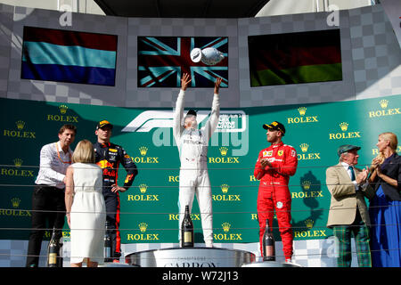 Budapest, Ungarn. 04 August, 2019. Sieger Lewis Hamilton Großbritannien und Mercedes GP feiert auf dem Podium während des F1 Grand Prix von Ungarn Credit: Marco Canoniero/Alamy leben Nachrichten Stockfoto