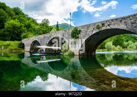 Cetinje, Montenegro, 22. Mai 2019, Touristen auf dem Boot Tour schnell fahren unter Stari Most, der Alten Brücke Lake National Park die atemberaubende genießen Skadar Stockfoto