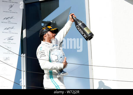 Budapest, Ungarn. 04 August, 2019. Sieger Lewis Hamilton Großbritannien und Mercedes GP feiert auf dem Podium während des F1 Grand Prix von Ungarn Credit: Marco Canoniero/Alamy leben Nachrichten Stockfoto