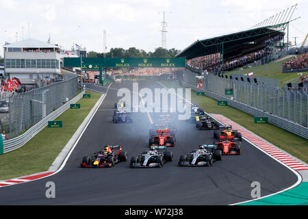 Budapest, Ungarn. 04 August, 2019. Lewis Hamilton von MERCEDES AMG PETRONAS Motorsport auf der Strecke in der ersten Runde während des F1 Grand Prix von Ungarn Credit: Marco Canoniero/Alamy leben Nachrichten Stockfoto