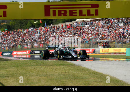 Budapest, Ungarn. 04 August, 2019. Lewis Hamilton von MERCEDES AMG PETRONAS Motorsport auf der Strecke in der ersten Runde während des F1 Grand Prix von Ungarn Credit: Marco Canoniero/Alamy leben Nachrichten Stockfoto