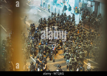 Hong Kong - 05 August 2019: Hong Kong Polizei setzte Tränengas bombe Demonstranten in Causeway Bay in Hong Kong zu entlassen. Stockfoto