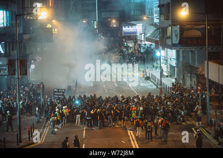 Hong Kong - 05 August 2019: Hong Kong Polizei setzte Tränengas bombe Demonstranten in Causeway Bay in Hong Kong zu entlassen. Stockfoto