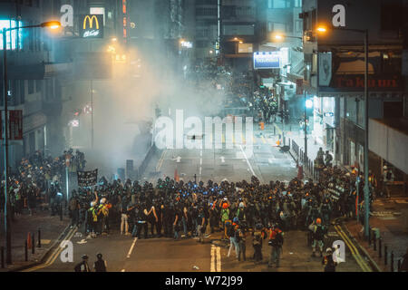 Hong Kong - 05 August 2019: Hong Kong Polizei setzte Tränengas bombe Demonstranten in Causeway Bay in Hong Kong zu entlassen. Stockfoto