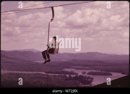MCCAULEY MOUNTAIN, NEW YORK, SESSELBAHN bietet Touristen einen PANORAMABLICK IN DEN ADIRONDACK FOREST PRESERVE Stockfoto