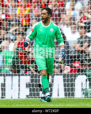 Manchester City Torwart Claudio Bravo im Elfmeterschießen während der Community Shield Match im Wembley Stadion, London. Stockfoto