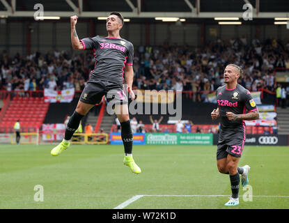 Leeds United ist Pablo Hernandez feiert ersten Ziel seiner Seite des Spiels mit Teamkollegen während der Sky Bet Championship match bei Ashton Gate, Bristol zählen. Stockfoto