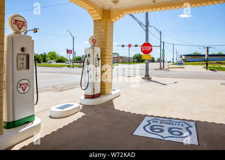 USA Oklahoma, Mai 13., 2019. Vintage Kraftstoffpumpen in einem restaurierten Service Station, sonniger Frühlingstag in der Nähe von Amarillo. Historische Route 66 Stockfoto