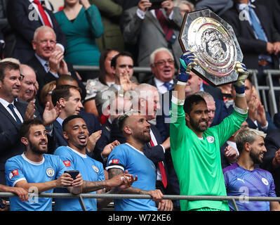 London, Großbritannien. 04 Aug, 2019. Claudio Bravo hebt das FA Community Shield nach Übereinstimmung zwischen Liverpool und Manchester City im Wembley Stadion am 4. August 2019 in London, England. (Foto von John rainford/phcimages.com) Credit: PHC Images/Alamy leben Nachrichten Stockfoto