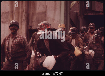 Bergleute nur verlassen den AUFZUGSCHACHT von Virginia - POCAHONTAS COAL COMPANY MINE #4 in der Nähe von RICHLANDS, VIRGINIA UM 16.00 UHR GIBT ES DREI MEINE SCHICHTEN. Die ersten beiden sind beschäftigt in den Graben UND ENTFERNEN DER KOHLE. Die MITTERNACHT BIS MORGEN oder HOOT-OWL Schicht arbeitet auf Datenträgerbereinigung. Diese bergleute FÜR DIE FIRMA Dusche Zimmer aufräumen, BEVOR SIE NACH HAUSE. Die jüngere BERGLEUTE FÜHREN ZU DEN Duschen und Klopfen, JEDERMANN AUF DEN WEG; DIE ÄLTEREN BERGLEUTE ZU FUSS Stockfoto