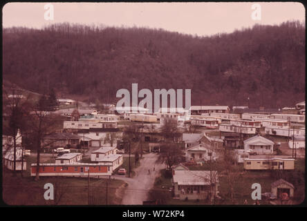 MIX VON WOHNMOBILEN UND KONVENTIONELLE HÄUSER IN RICHLANDS VIRGINIA. Die MEISTEN DER WOHNUNGEN GEHÖREN, Bergleute, DIE FÜR DAS VIRGINIA - POCAHONTAS COAL COMPANY IN DER NÄHE ARBEITEN. Sie sind beliebt bei den jungen Bergarbeiter, WEIL SIE NICHT SO VIEL KOSTEN WIE HERKÖMMLICHE GEHÄUSE UND SIE passen auf ein kleineres Stück EBENE LAND, DAS AN EINER PRÄMIE IM BEREICH Stockfoto