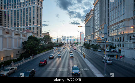 In Las Vegas, Nevada, USA. 28. Mai 2019. Las Vegas Strip am Abend. Viel befahrenen Straße und Casino Hotels in Gebäuden. Stockfoto