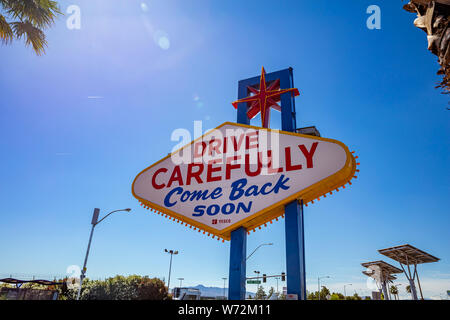 In Las Vegas, Nevada, USA. 29. Mai 2019. Vorsichtig fahren, kommen wieder bald Billboard. Sonniger Frühlingstag, blauer Himmel Stockfoto