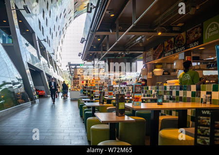 Rotterdam, Niederlande. Juni 27, 2019. Markt Markthal Innenansicht, bunte Decken und Leute einkaufen Stockfoto