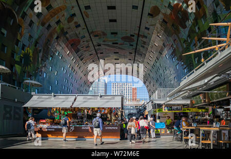 Rotterdam, Niederlande. Juni 27, 2019. Markt Markthal Innenansicht, bunte Decken und Leute einkaufen Stockfoto