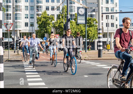 Rotterdam, Niederlande. Juni 27, 2019. Menschen Reiten Fahrräder in der Innenstadt, die Feder sonnigen Tag Stockfoto