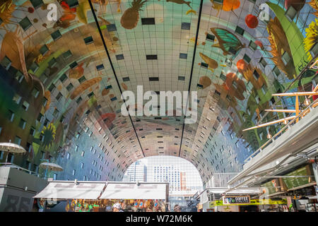 Rotterdam, Niederlande. Juni 27, 2019. Markt Markthal bunte Decke Innenraum, Low Angle View Stockfoto