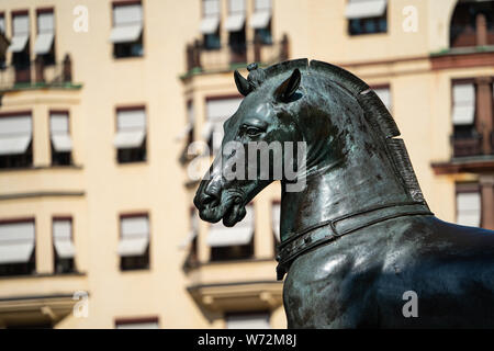 Byzanz Pferd, bronze Kopieren (1989, Sievert Lindblom) der Pferde von San Marco (Venedig). Blasieholmen, Stockholm, Schweden Stockfoto