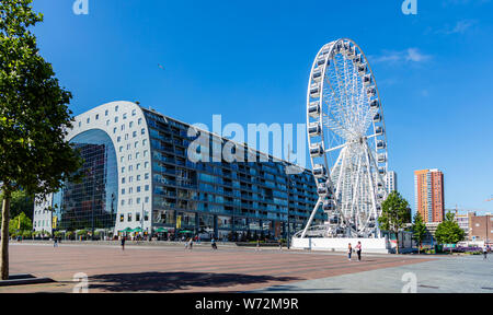 Rotterdam, Niederlande. Juni 27, 2019. Markt Markthal Außenansicht, Riesenrad und Leute, Feder sonnigen Tag Stockfoto