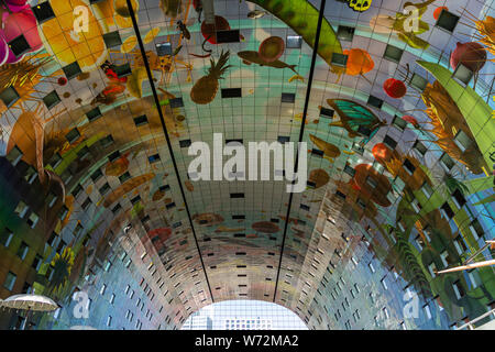 Rotterdam, Niederlande. Juni 27, 2019. Markt Markthal bunte Decke Innenraum, Low Angle View Stockfoto