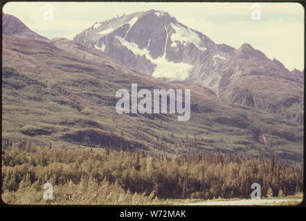 MOUNT DIMOND (Höhe 6775 m) dominiert DIESEN ABSCHNITT DES TSINA RIVER VALLEY. Hier die Pipeline verläuft von links nach rechts (von Osten nach Westen) ÜBER DEN UNTEREN hängen. Meile 748, ALASKA PIPELINE ROUTE Stockfoto